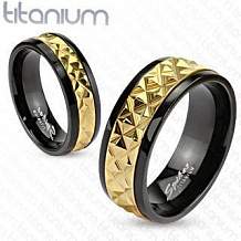 Изображение кольцо чёрное с пирамидообразной золотой окружностью spikes KL-001231, KL-001232